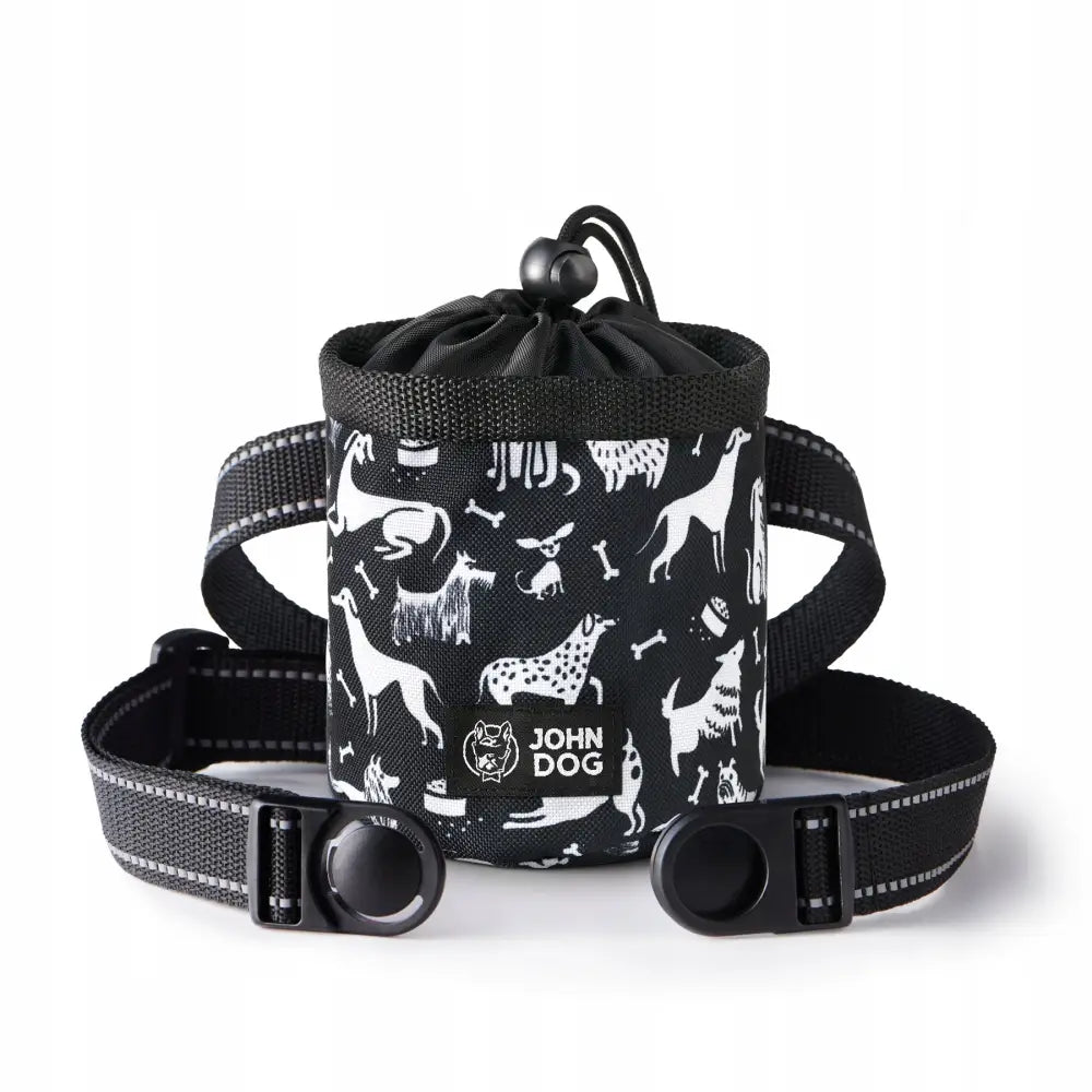 John Dog Comics godbitpose for hunder, svart med hvite hundemotiver, snorlukking og justerbar stropp, frontvisning.