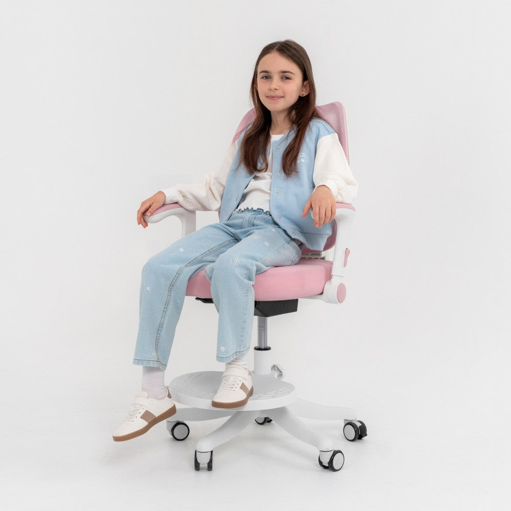 Justerbare armlener på Mark Adler Junior 5.3 rosa stolen