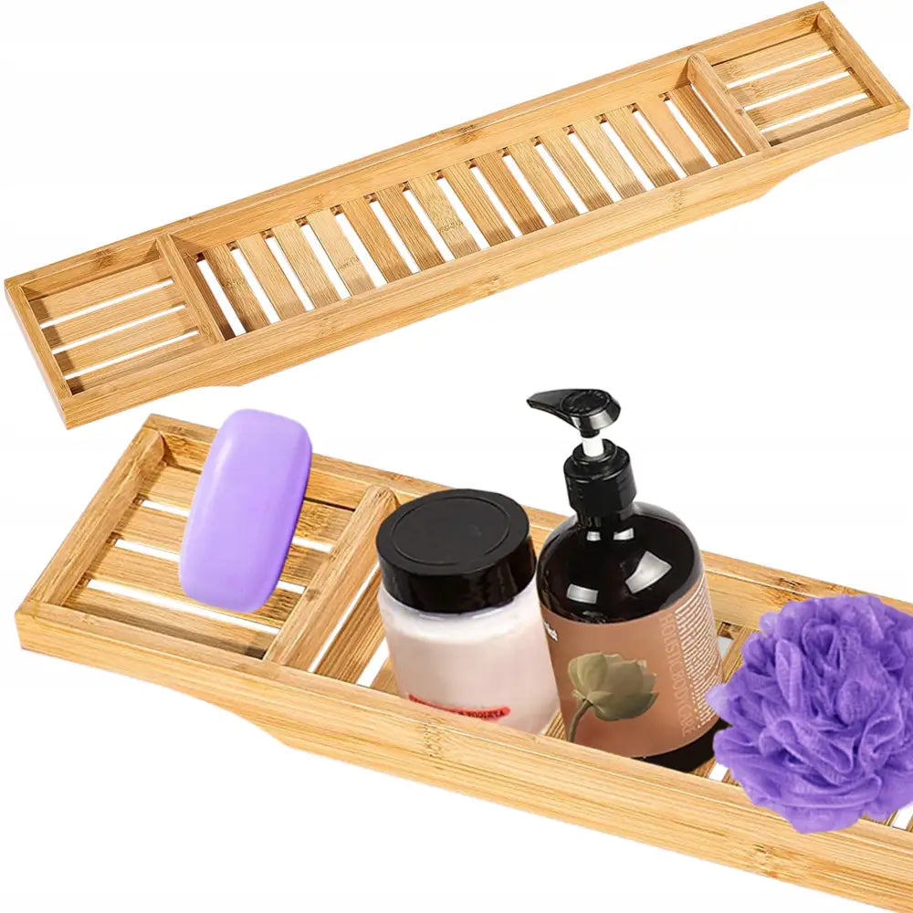 Justerbar bambushylle for bad, sett ovenfra med såpe, kremer og lilla badesvamp på lamellene.
