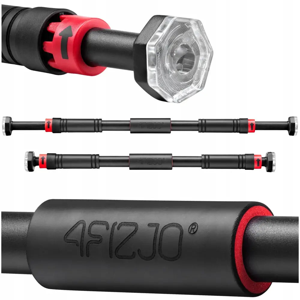 Justerbar dørstang i stål med røde detaljer og logo, sett fra flere vinkler med gjennomsiktige endeknotter.