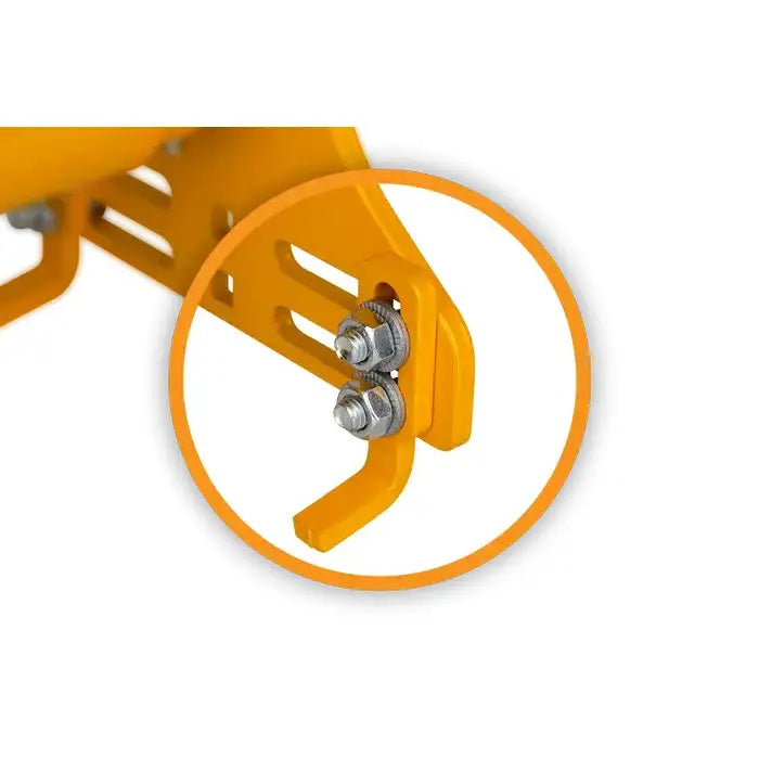 Justerbar hjulblokk i gul metall, nærbilde som fremhever bolter og festemekanisme med detaljer i sølv.