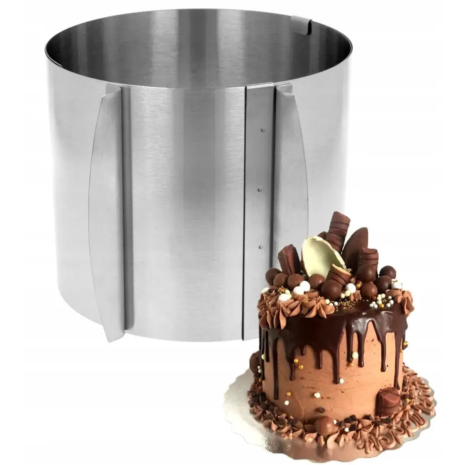 Justérbar kakering i rustfritt stål sett fra siden, med sjokoladekake foran som illustrerer bruk og størrelse.