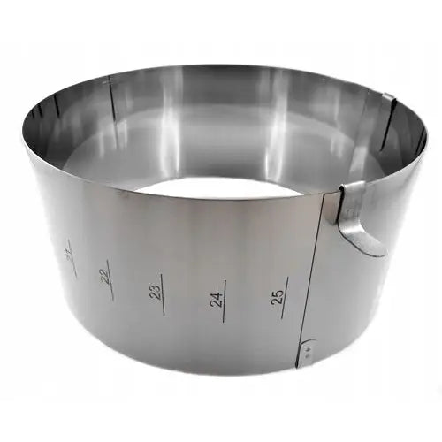 Justerbar kakering i rustfritt stål med åpning og målemarkeringer fra 22 til 26 cm.