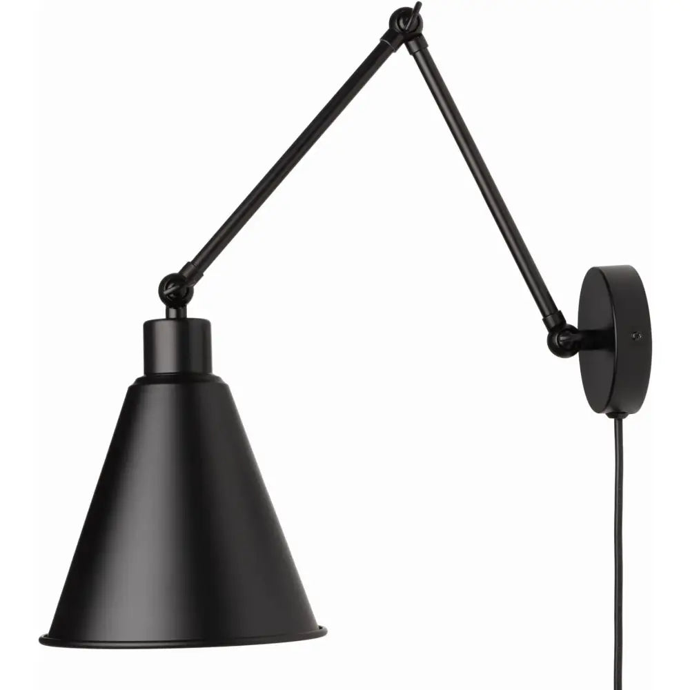 Justerbar sort vegglampe i metall med kjegleformet skjerm og synlig ledning, sidevisning mot hvit bakgrunn.