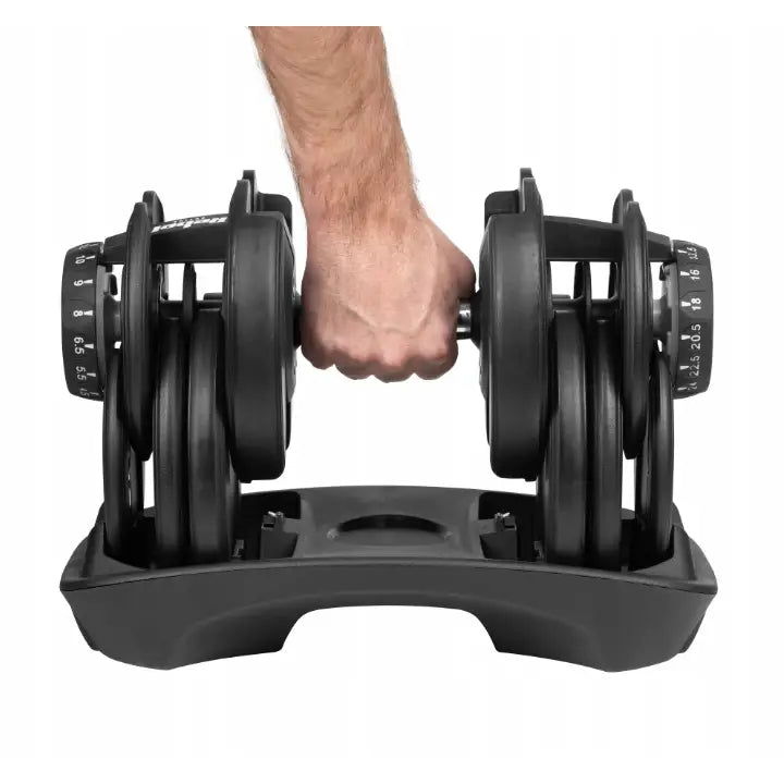 Justerbar manual 24 kg fra Rebel Active, frontvisning med hånd som løfter vekten og synlige vektskalaer på sidene.