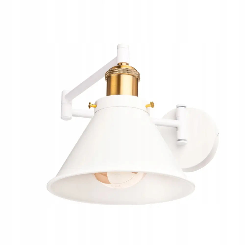 Justerbar vegglampe i matt hvit metall med gullfarget sokkel, sett skrått forfra med synlig ledd.