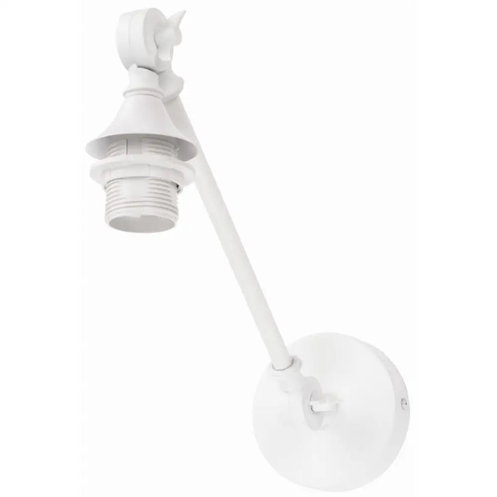 Justerbar metallvegglampe i hvitt, sidevisning med lang arm og åpen E27-sokkel uten lampeskjerm.