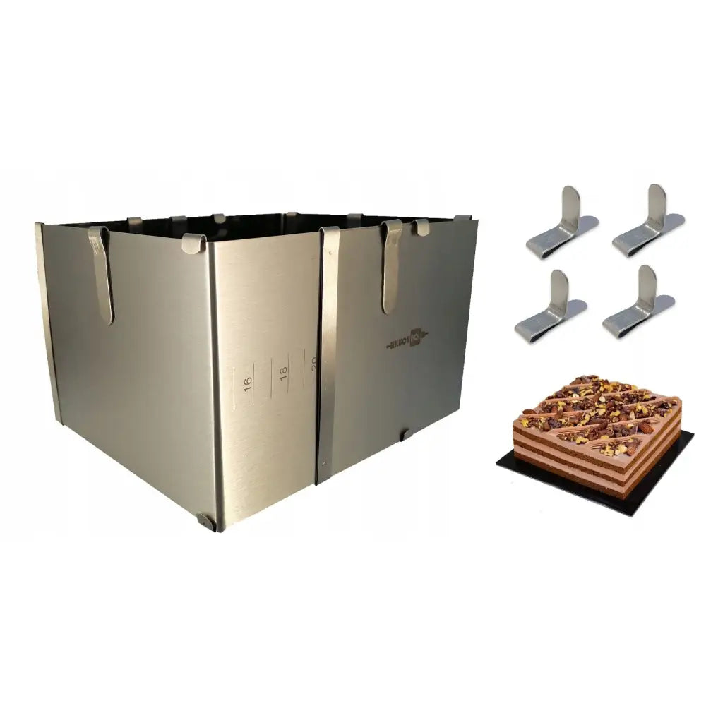 Justerbar rektangulær kakeform i børstet stål med fire kroker, vist med sjokoladekakestykke.