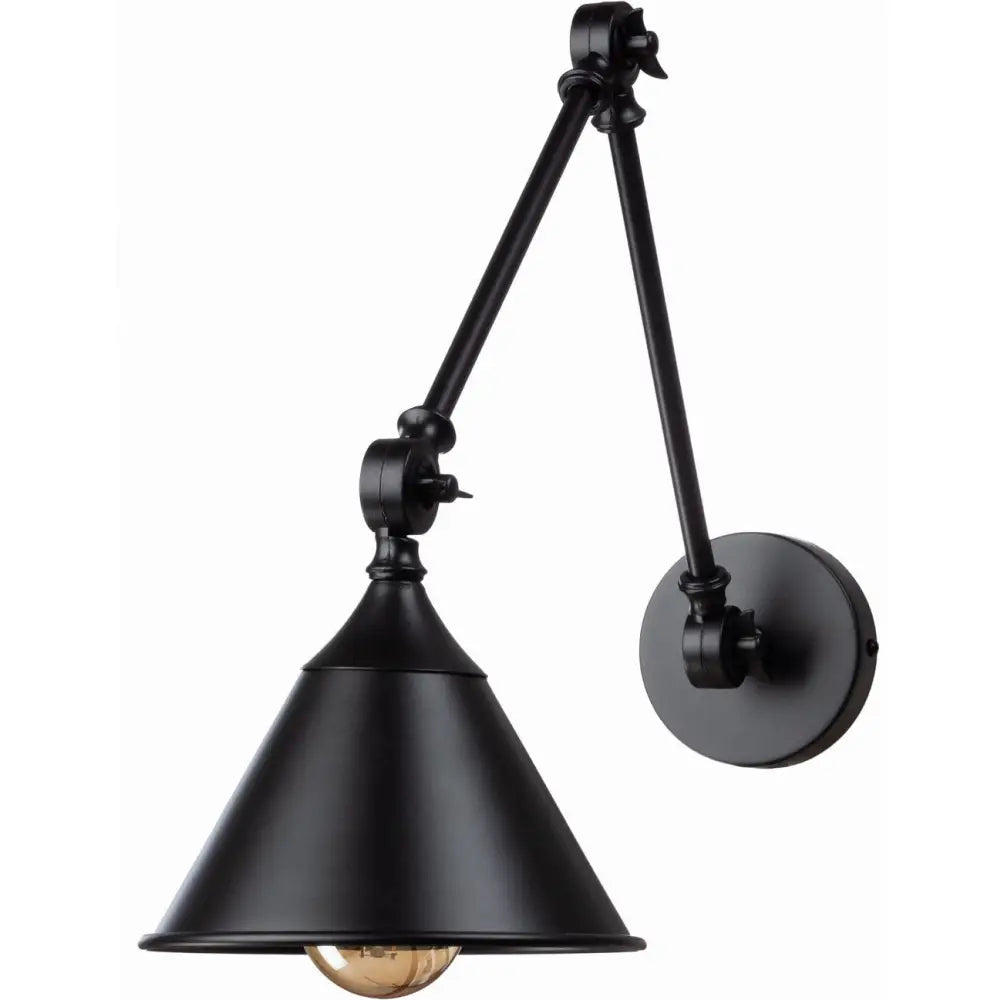 Justerbar rustikk vegglampe i svart metall med kjegleformet skjerm og synlig lyspære, sidevisning.