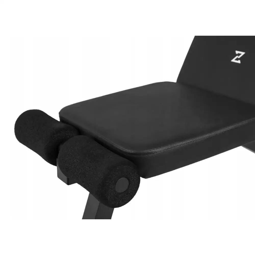 Justerbar sammenleggbar treningsbenk Zipro Tempo, sidebilde som fremhever sort polstring og solide skumruller.