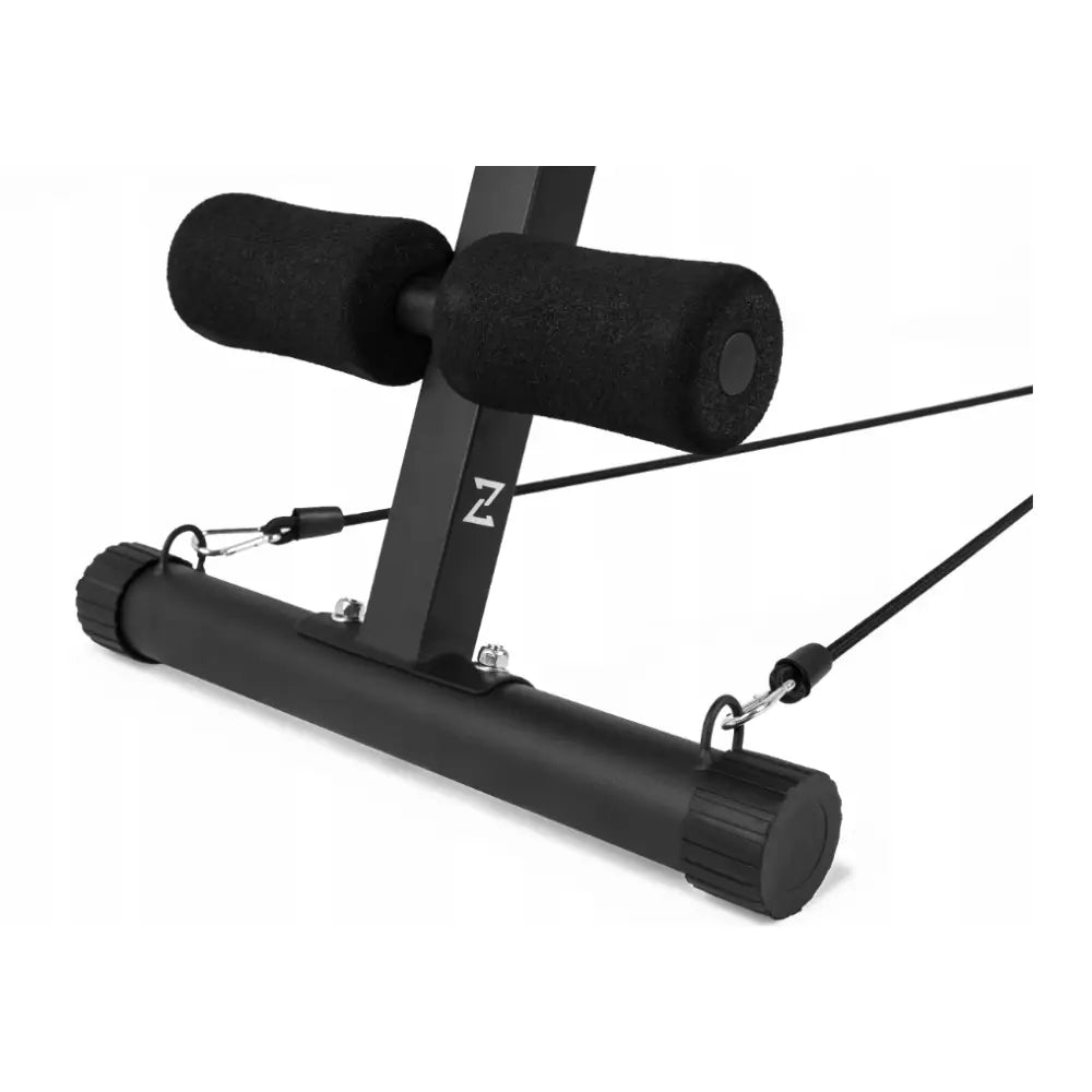 Justerbar sammenleggbar treningsbenk Zipro Tempo, nærbilde av skumputer, metallrør og festede treningsstrikker.