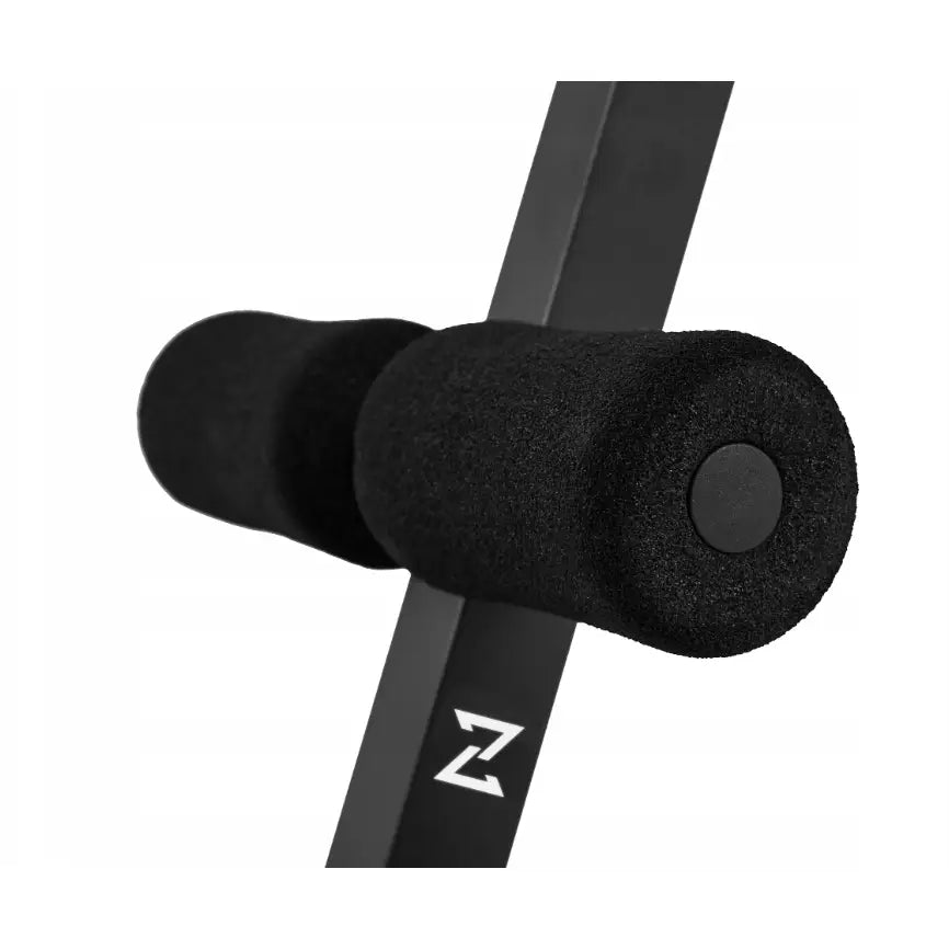 Justerbar sammenleggbar treningsbenk Zipro Tempo, nærbilde av svarte skumruller og Z-logo på metallrammen.