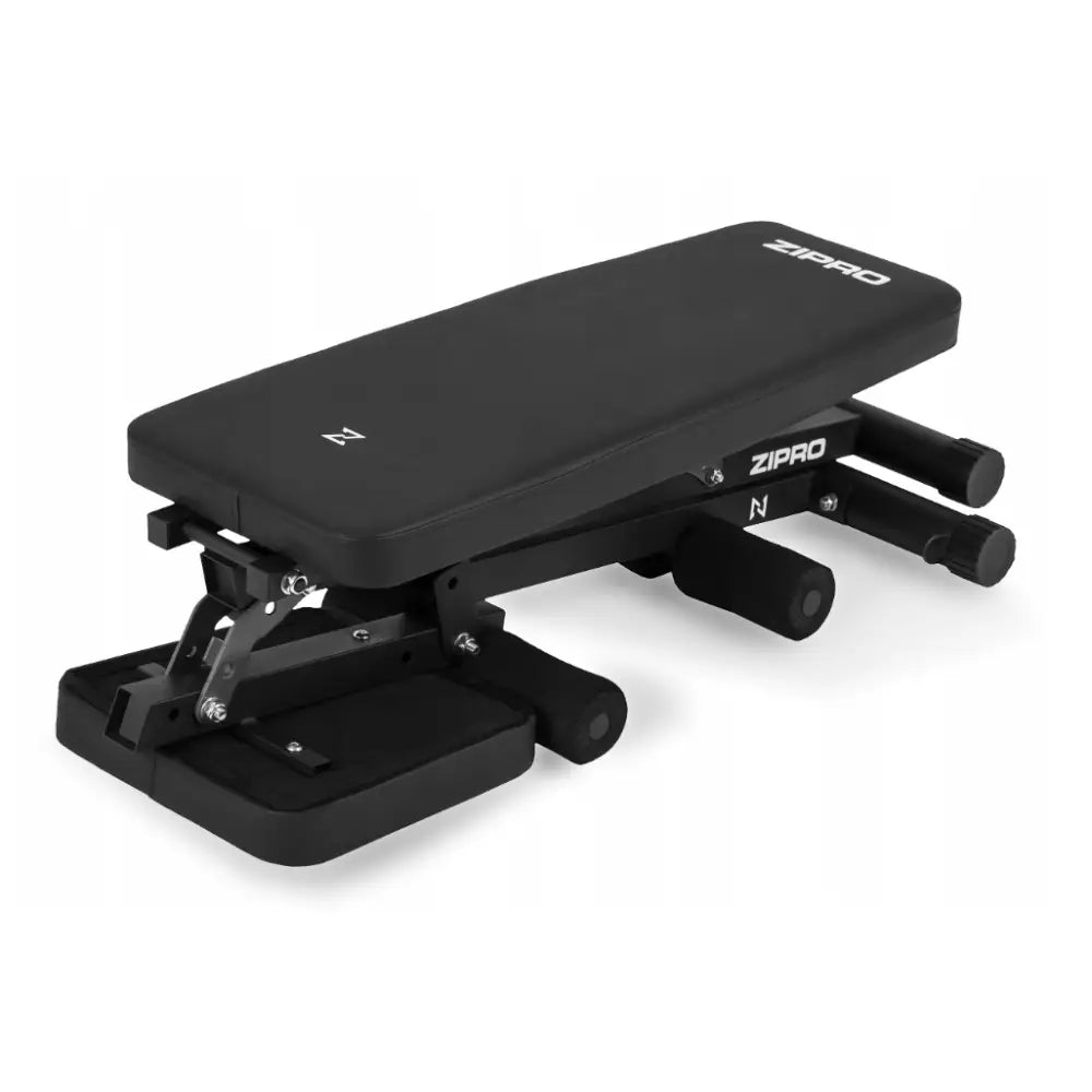 Justerbar Zipro Tempo treningsbenk, skrå sidevisning med sorte putevalser, metallramme og synlig ZIPRO-logo.