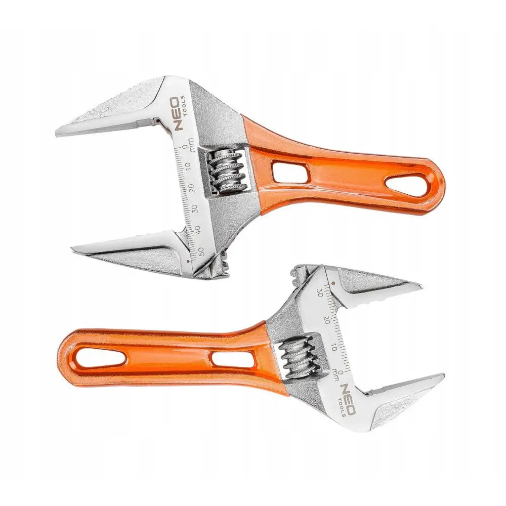 Justerbart skiftenøkkelsett med to metallnøkler, oransje håndtak og millimeterskala, sett ovenfra.