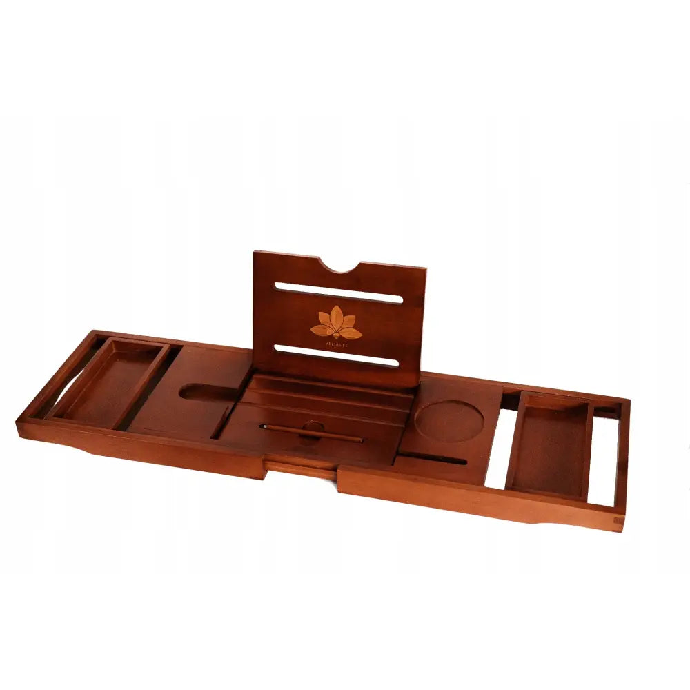 Justerbar badekarhylle i mørkebrun bambus, skråvisning med blomsterdekor og flere praktiske oppbevaringsrom.