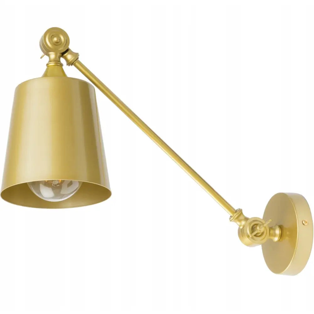 Justerbar vegglampe i matt gyllent metall med synlig lyspære og kjegleformet skjerm, sett fra siden.