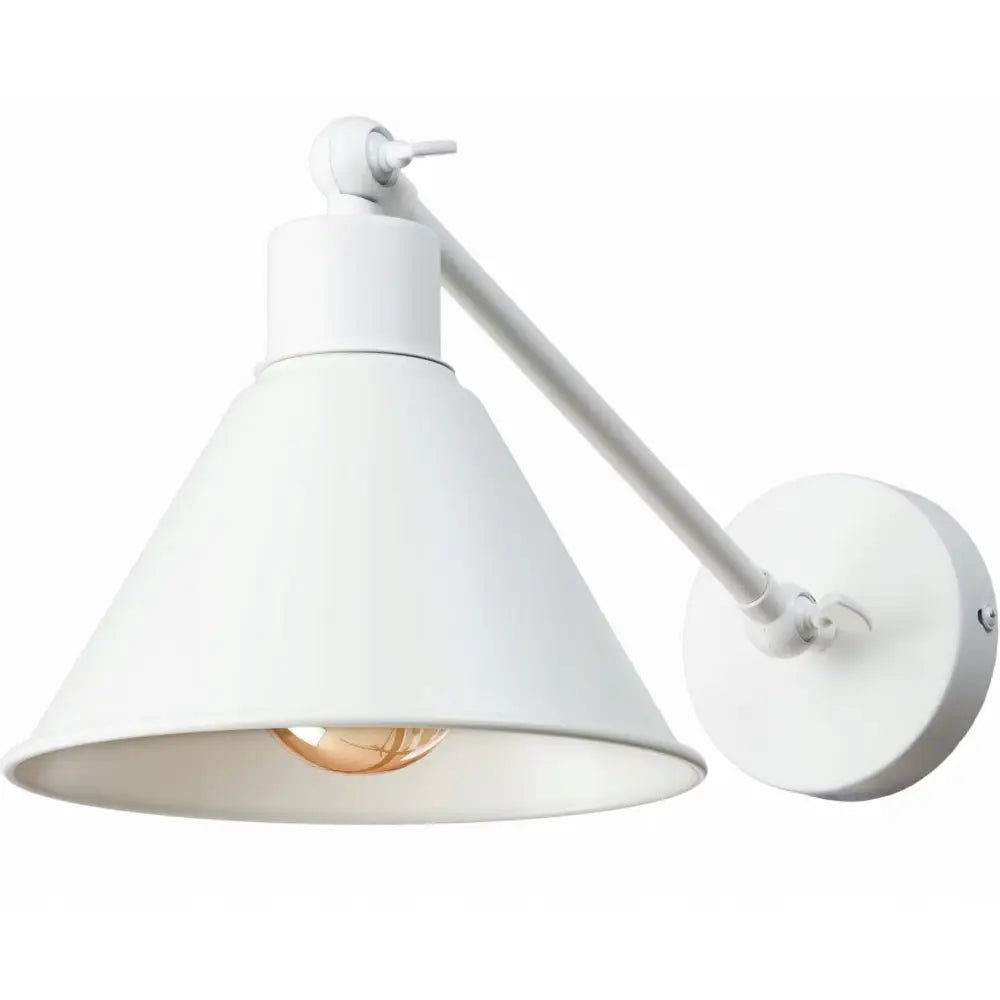 Justerbar vegglampe i hvitt metall med konisk skjerm, synlig lyspære og armfeste mot rund veggplate.