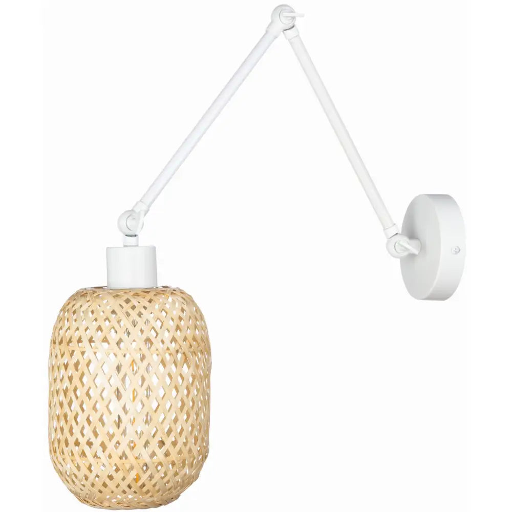 Justerbar vegglampe med hvit metallarm og flettet bambusskjerm, sideprofil mot hvit bakgrunn.