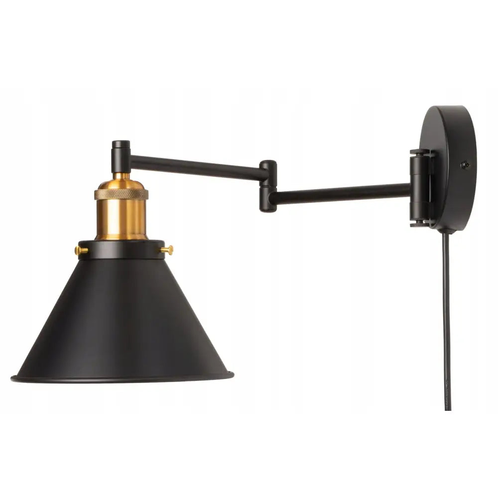 Justerbar sort vegglampe med konisk skjerm og messingdetaljer, sideprofil mot hvit bakgrunn.