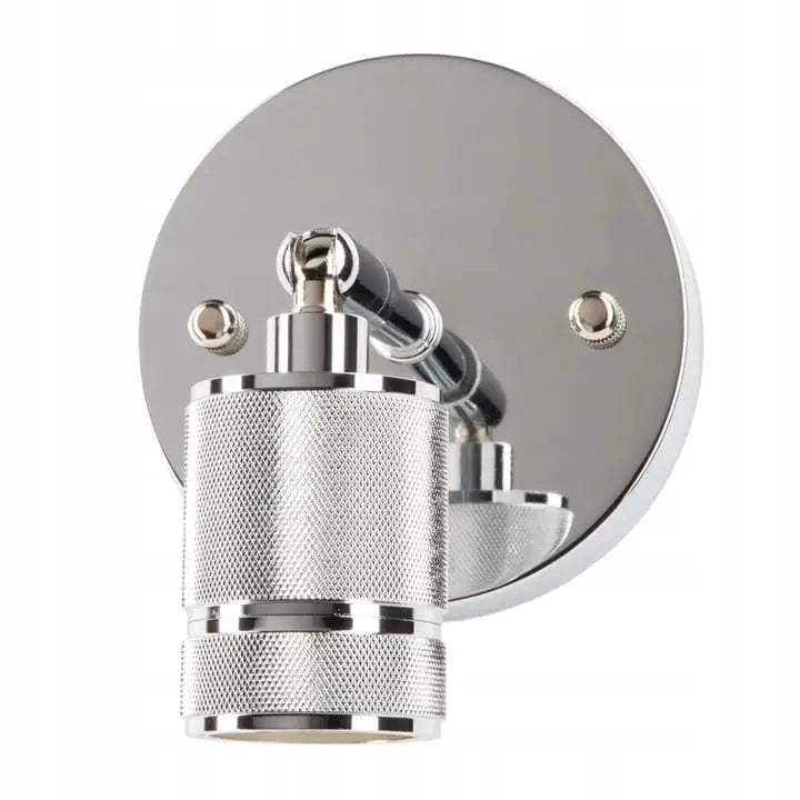 Justerbar vegglampe i krom med sylinderformet, mønstret skjerm sett fra skrå side mot hvit bakgrunn.