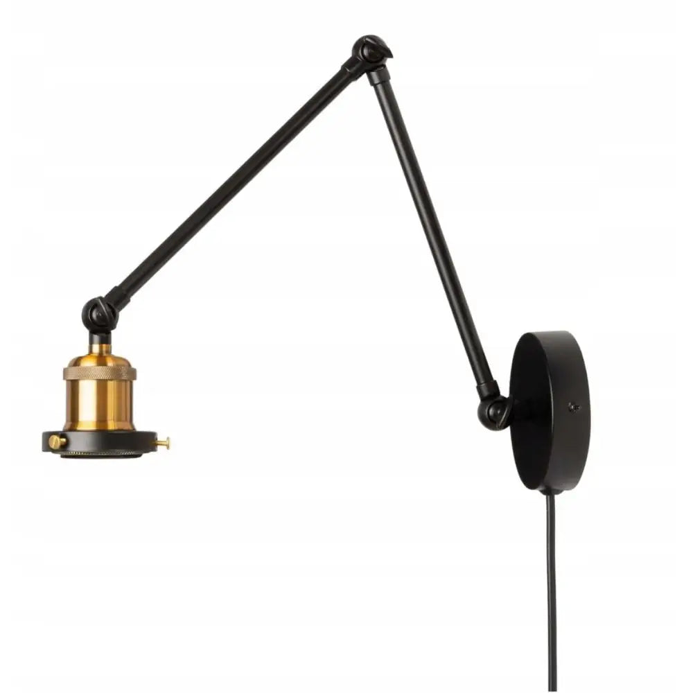 Justerbar vegglampe i sort metall med gullfarget sokkel, sidevisning som fremhever bevegelige ledd og synlig ledning.
