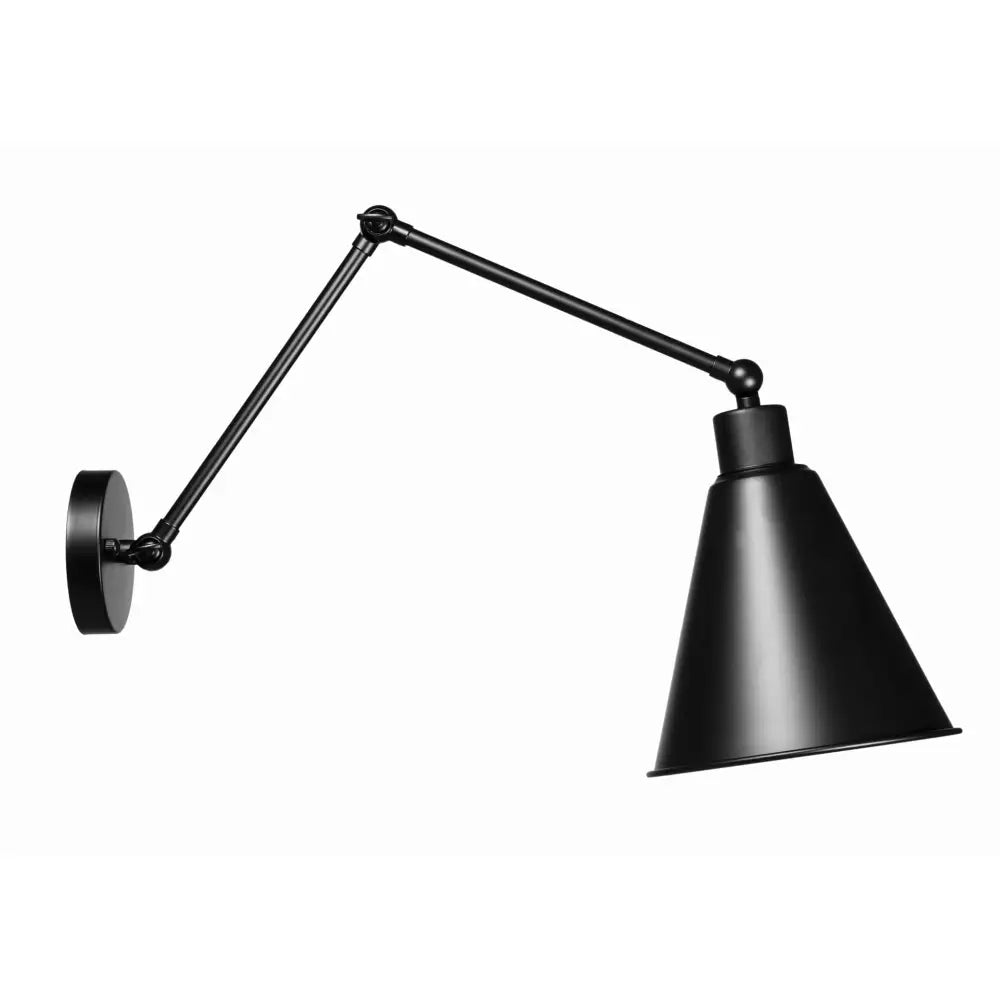 Justerbar vegglampe i sort metall med konisk skjerm, sideprofil som fremhever den fleksible armen.