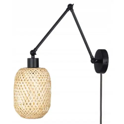 Justerbar vegglampe med sort arm og rund skjerm i flettet bambus, sideprofil mot hvit bakgrunn.