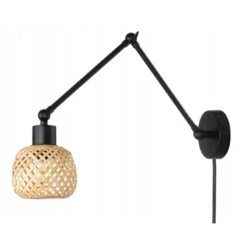 Justerbar vegglampe med sort arm og rund, flettet bambusskjerm sett fra siden mot vegg.