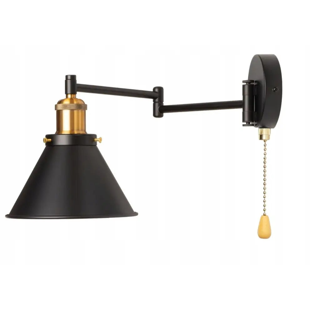 Justerbar vegglampe i matt sort metall, konisk skjerm, messingdetaljer og synlig snorbryter fra siden.