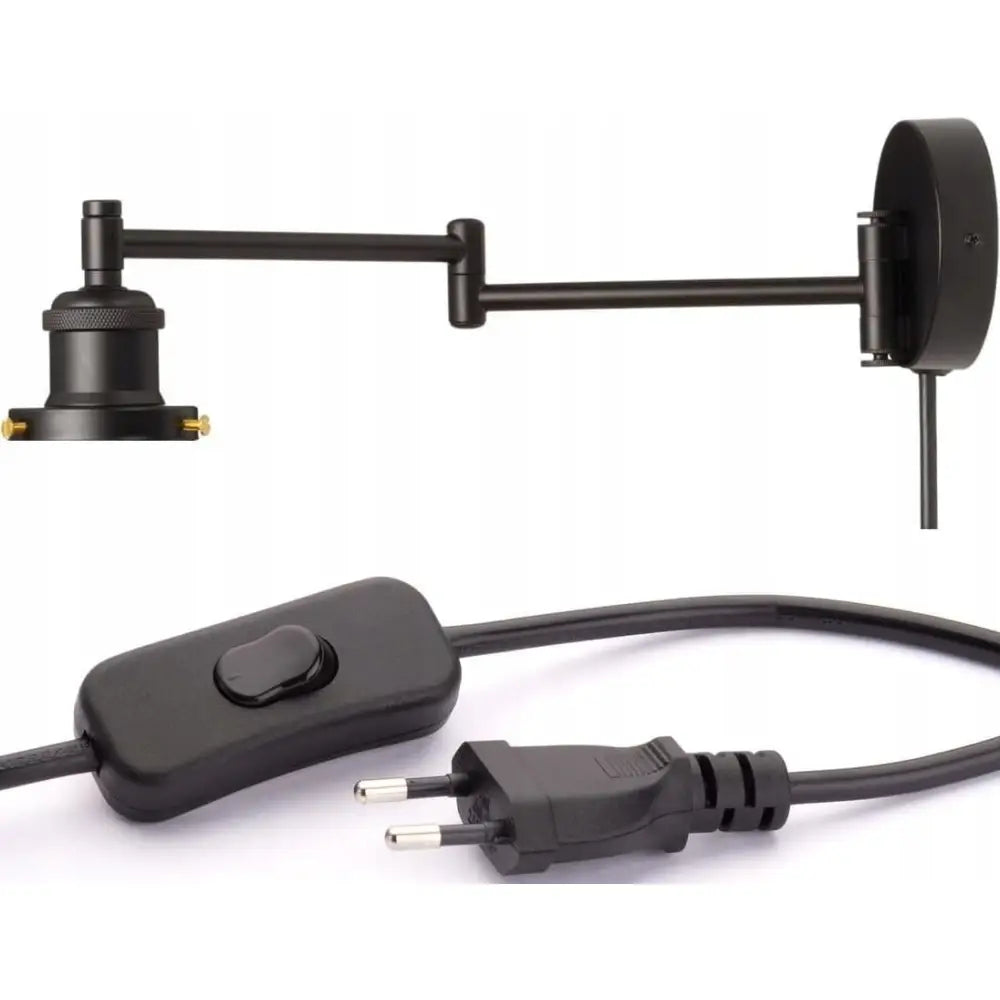 Justerbar sort vegglampe i metall, sidevisning med uttrekkbar ledning, synlig strømbryter og støpsel.