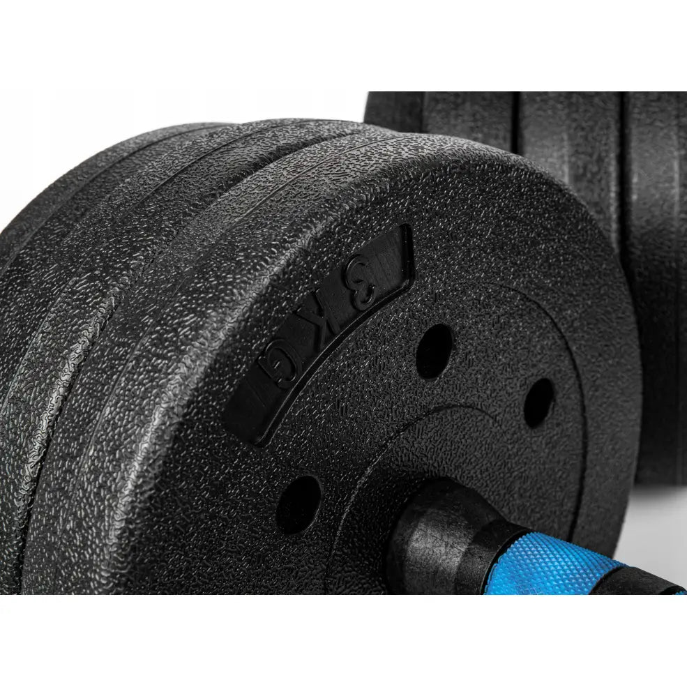 Justerbare manualer 2i1, nærbilde av sorte vektskiver med struktur og blått grep, 5 kg markering synlig.