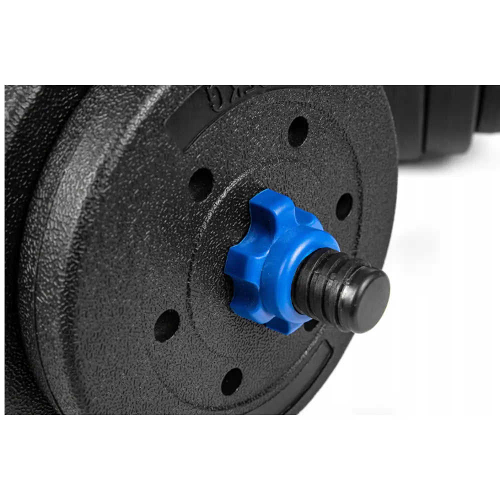 Justerbare manualer, nærbilde av svart vektplate med grov tekstur og blå lukkehylse på gjengestang.