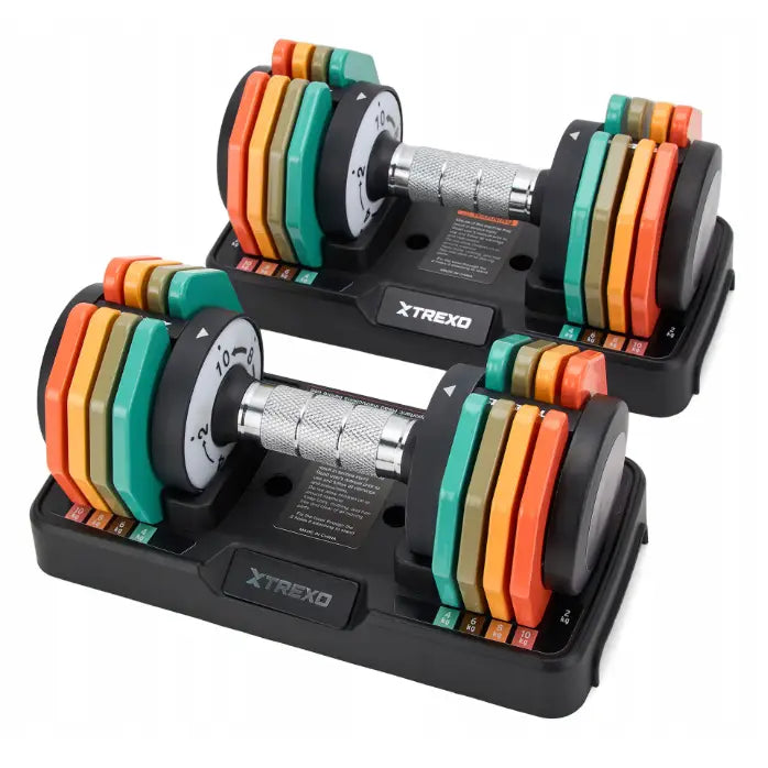 Justerbare manualer Trexo, sett skrått forfra med fargede vektskiver på sort base med XTREXO-logo.