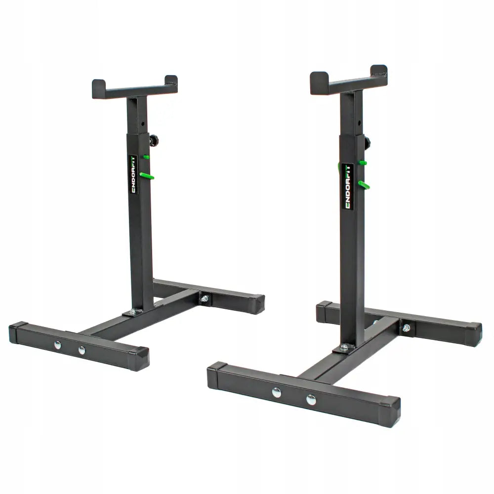Justerbare sikkerhetsstativ for vektstang, sett skrått, med grønne låsebolter og Endorfii-logo på stolpene.