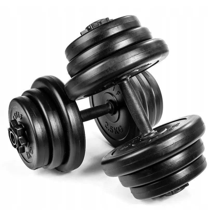 Justerbare treningsmanualer 2x10 kg, sett fra skrå vinkel med synlige vektmarkeringer på skivene.