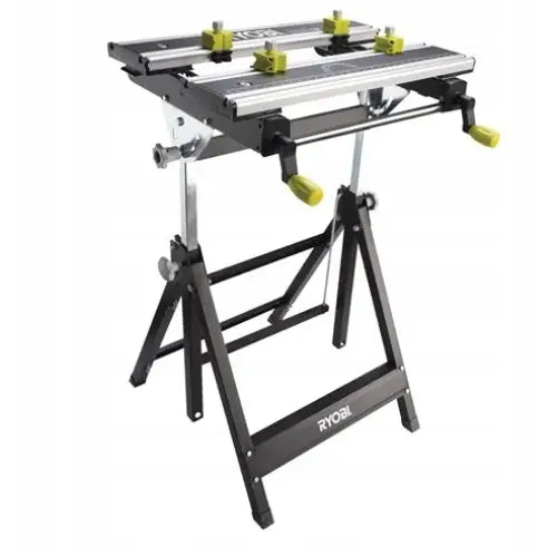 Justerbart metallbord fra Ryobi, skrå forfra-visning med gule skruknotter og tydelig logo på benet.