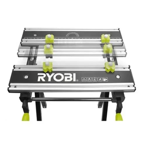Justerbart metallbord fra Ryobi, sett ovenfra med seks grønne klemmer, måleskala og vinkelguide på bordflaten.