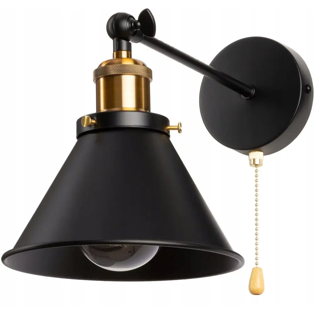 Justerbar vegglampe "Edison" i sort metall med messingdetaljer og antikk kjedetrekk, sidevisning i nærbilde.