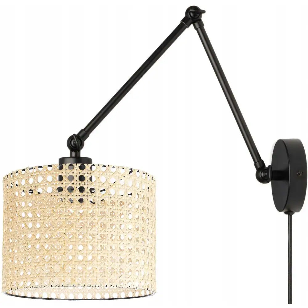 Justerbar vegglampe med sort metallarm og rund rotting-skjerm, sidevisning mot hvit bakgrunn.