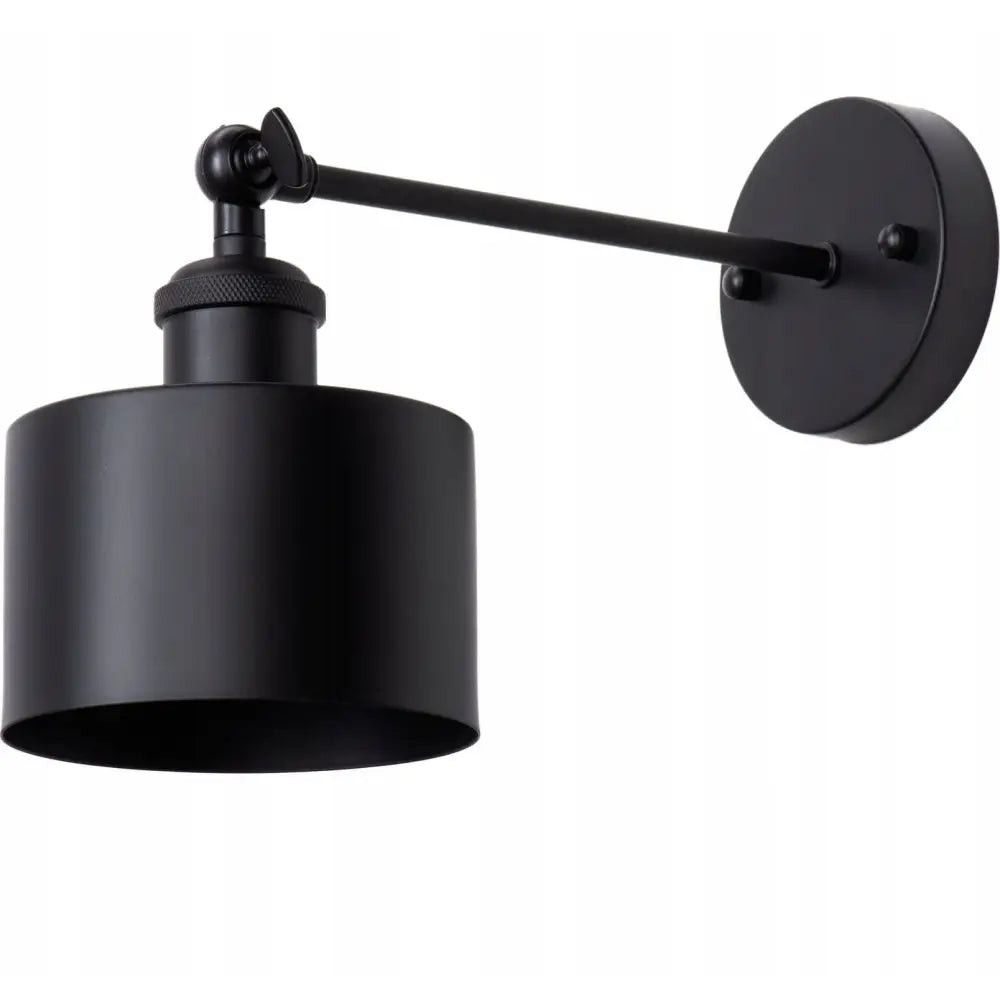 Justertbar kubeformet loftslampe i matt svart metall, sidevisning med rund skjerm og minimalistisk veggfeste.