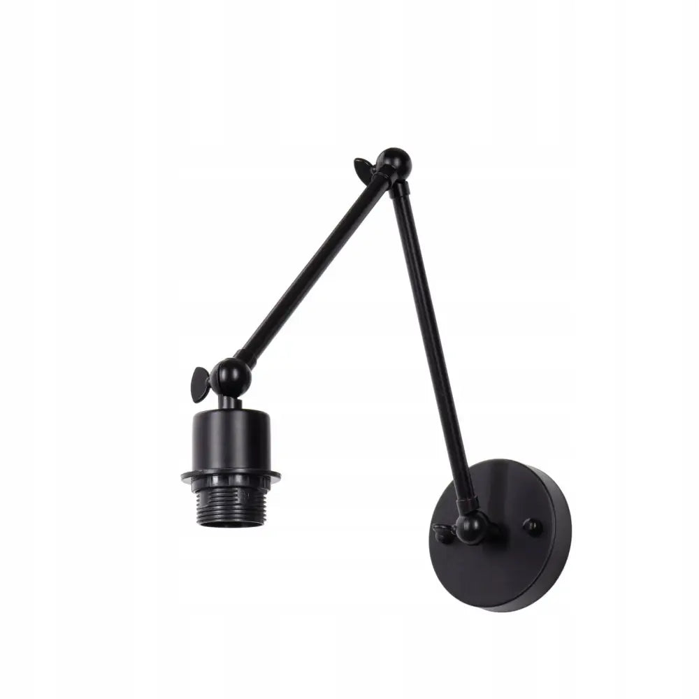 Justervbar metall vegglampe i svart med leddet arm og synlig pæresokkel, sidevisning mot hvit bakgrunn.
