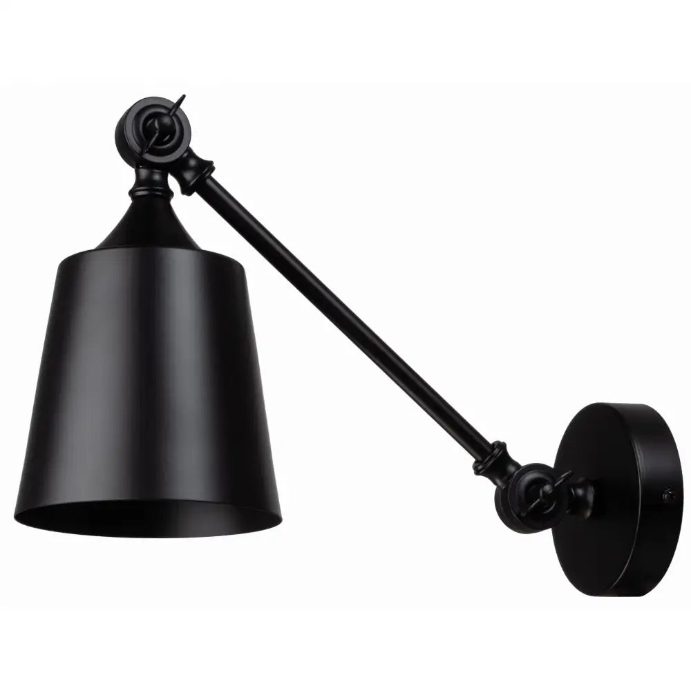 Justervbar rustikk vegglampe i matt sort metall med kjegleformet skjerm, sett fra siden mot hvit bakgrunn.
