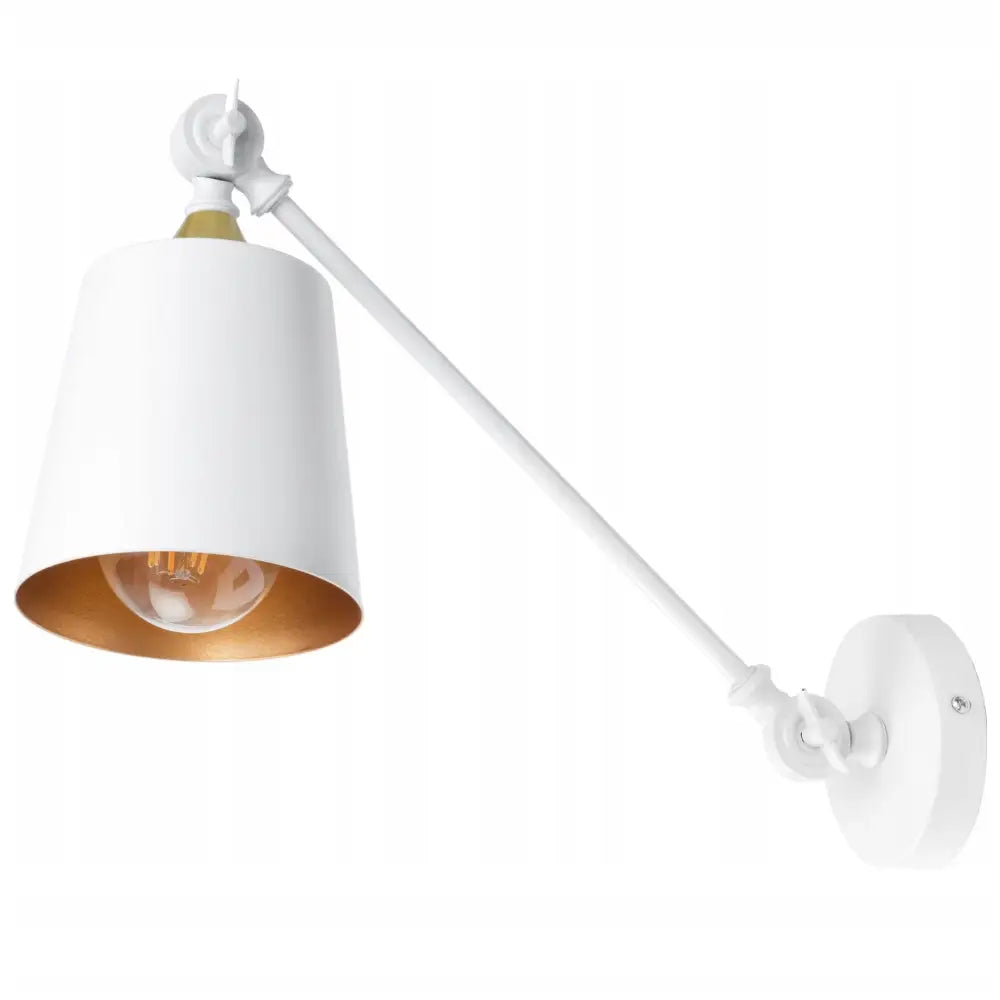 Justervbar vegglampe i hvitt metall, sidevisning med gyllen skjerminnside og synlig lyspære.