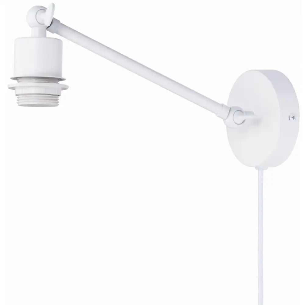 Justervbar vegglampe i hvit metall, sidevisning med synlig arm, kabel og åpen E27-sokkel uten lyspære.
