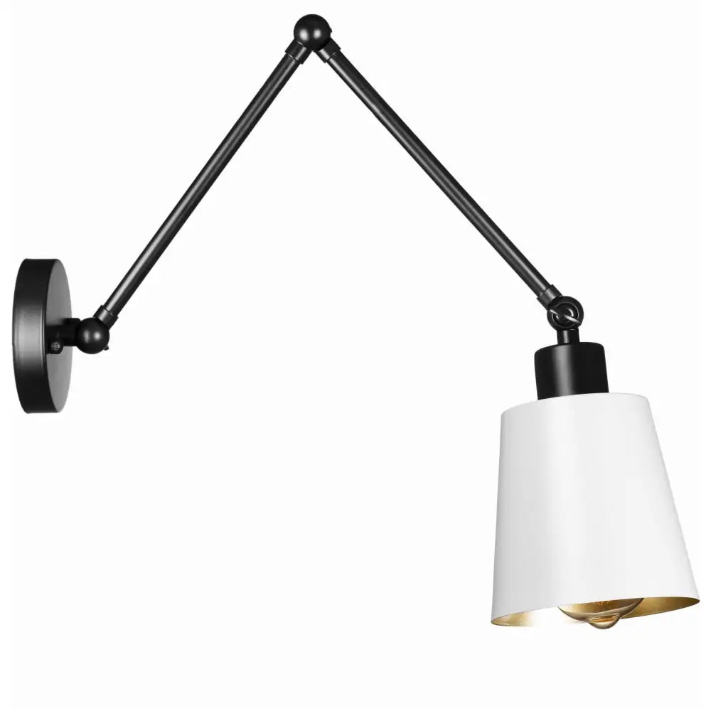 Justervbar vegglampe i hvit og gull med sort arm, sidevisning som fremhever synlig lyspære og konisk skjerm.