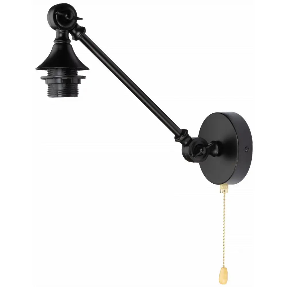 Justervbar vegglampe i svart metall med skrå arm og gullfarget kjedebryter, sidevisning.