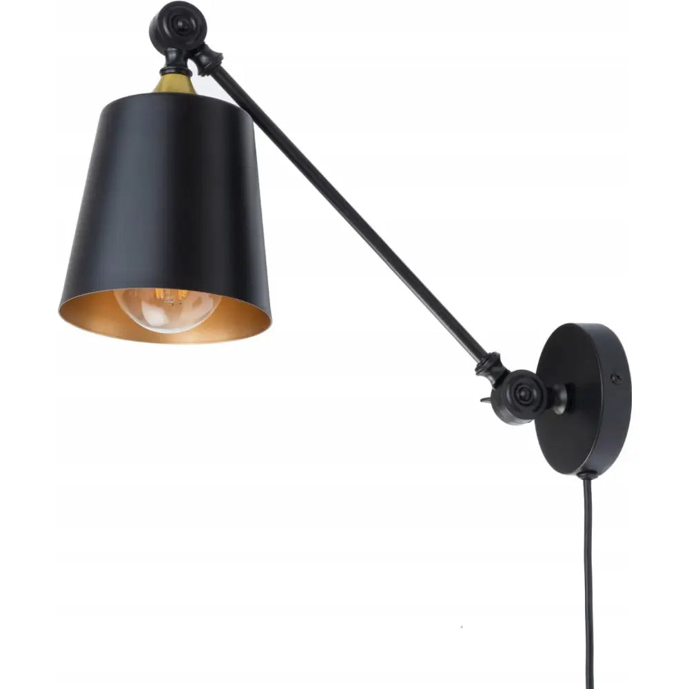 Justervbar vegglampe i svart metall, sideprofil med gyllen skjerm, synlig lyspære og hengende kabel.