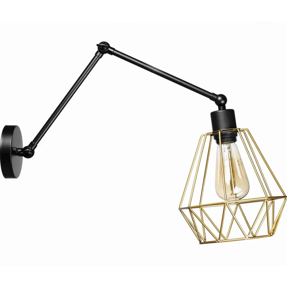 Justervbar vegglampe med svart arm og diamantformet gullskjerm, pære synlig i åpent metallmønster.