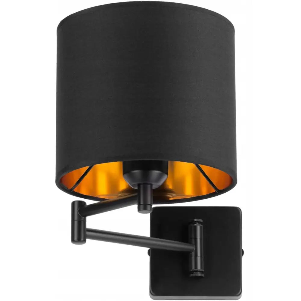 Justervbar vegglampe med svart sylinderformet skjerm, gyllen innside og sort metallarm, sett fra skrå vinkel.