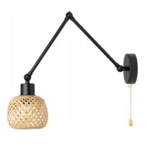 Justervbar vegglampe med svart arm, rund flettet skjerm i bambus og synlig snorbryter med gul detalj.